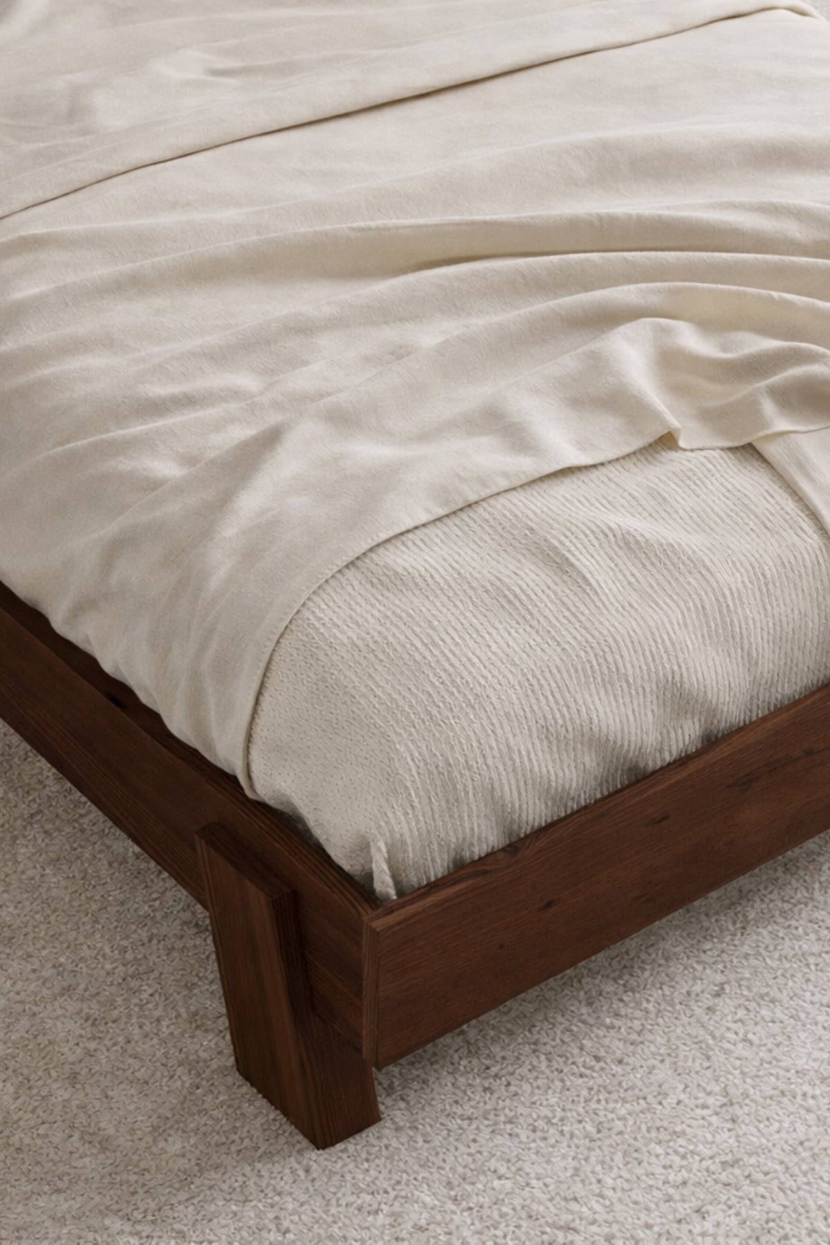 Hüma Model Dikey Başlıklı Masif Ahşap Karyola 2 Adet Komodin 100x200 Ceviz