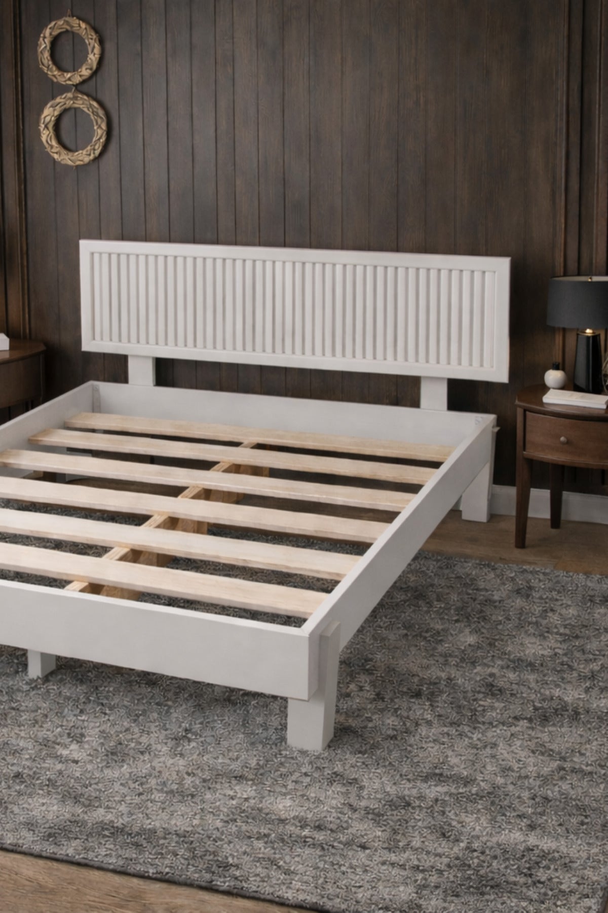 Ebruli̇ Model Dikey Başlıklı Masif Ahşap Karyola 180x200 Ceviz