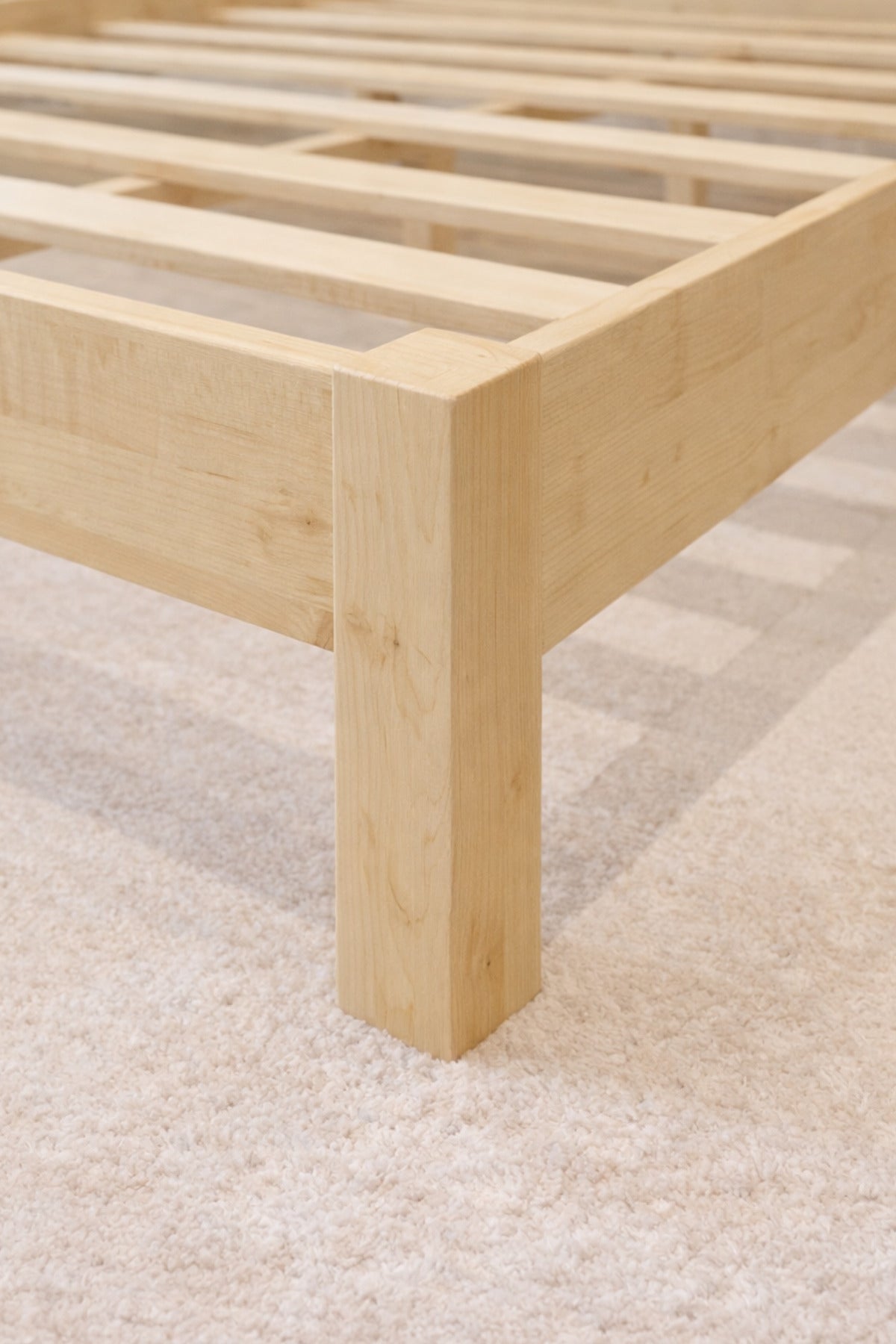 Ori̇on Model Kiremit Rengi Puf Başlıklı Masif Ahşap Karyola 90x200 Vernikli