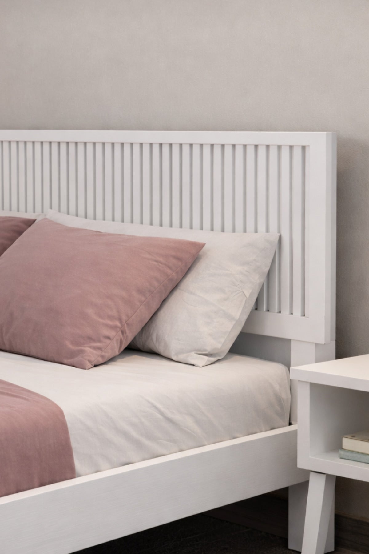 Alaz Model Dikey Başlıklı Masif Ahşap Karyola 2 Adet Komodin 180x200 Ceviz